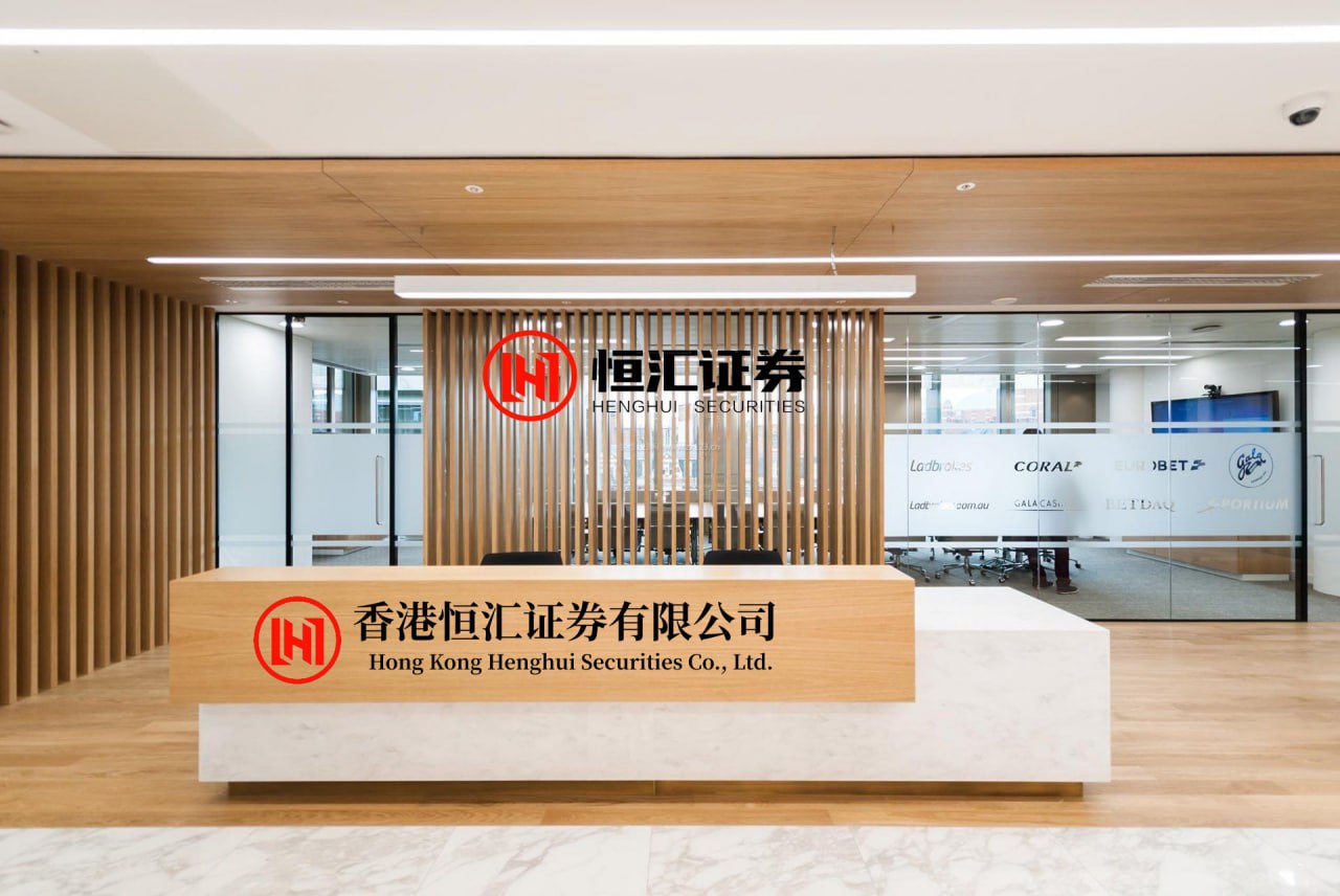 中岩投资 刘亦菲万元穿搭翻车？身材短板暴露，小粗腿有点抢镜，真敢修图！